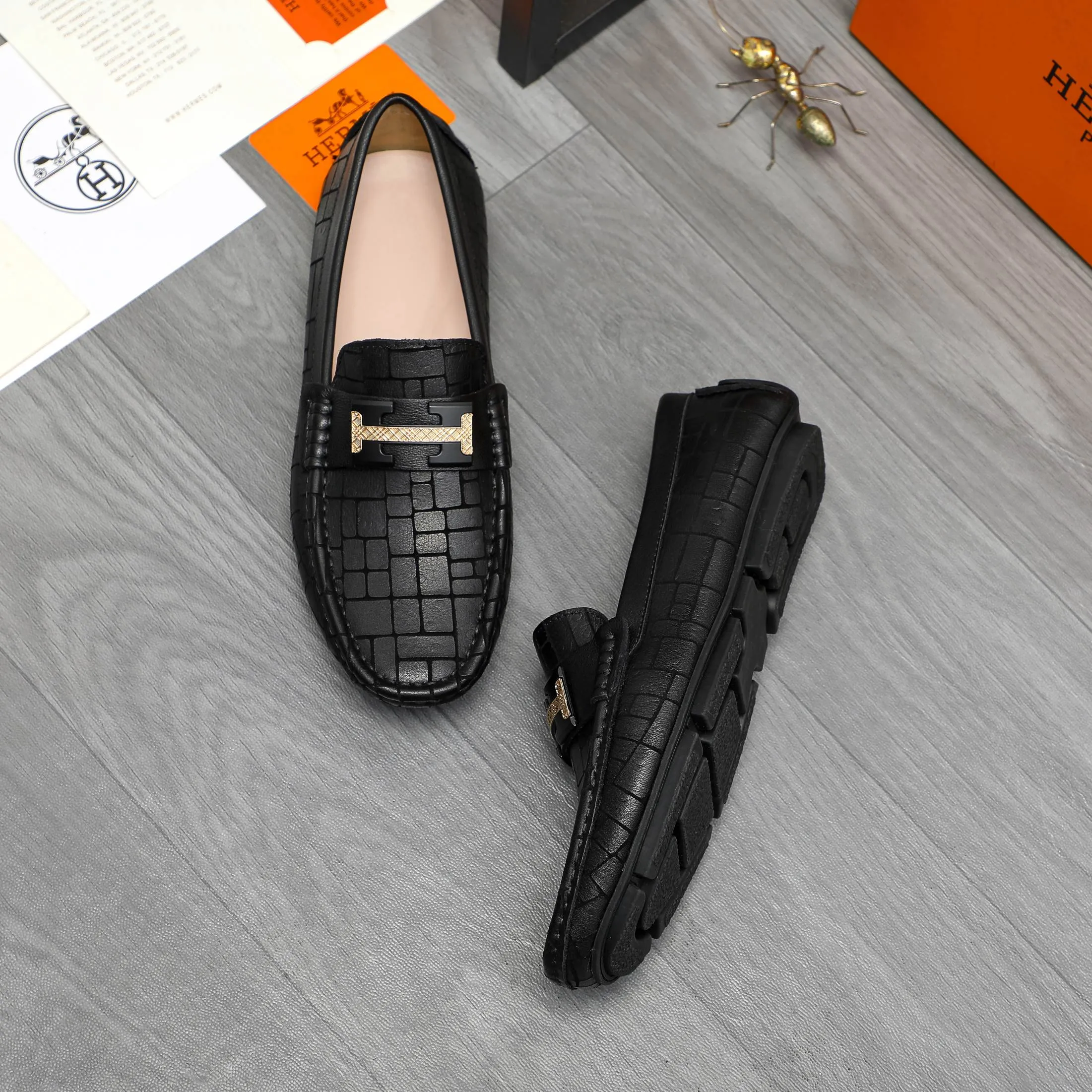 P380 Product trademark: HERMES "Hermes" casual slip-on men's shoes Regular size: 38-45 Product material: Selected embossed cowhide upper, sheepskin lining, rubber outsole